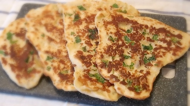 Фото к рецепту: Лепешки наан с сыром и зеленью