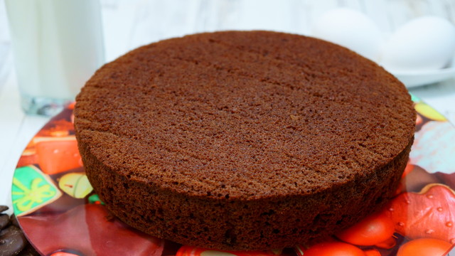 Фото к рецепту: Воздушный бисквит для торта на кефире!