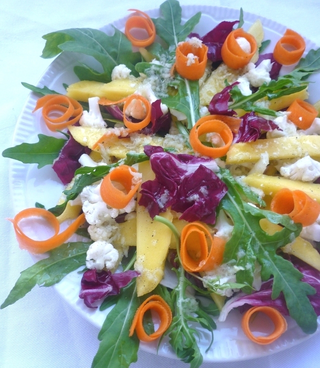 Фото к рецепту: Капустно-манговый салат „привет от ушастых“