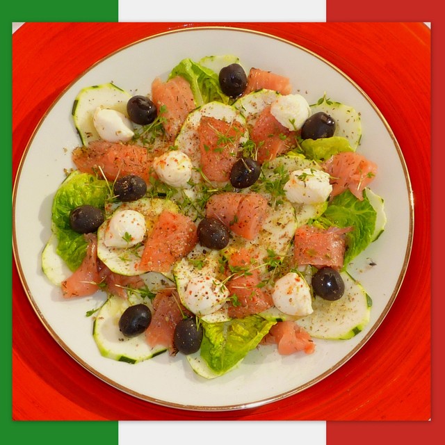 Фото к рецепту: Салат из цуккини с оливками и лососем (insalata di zucchine con olive e salmone)