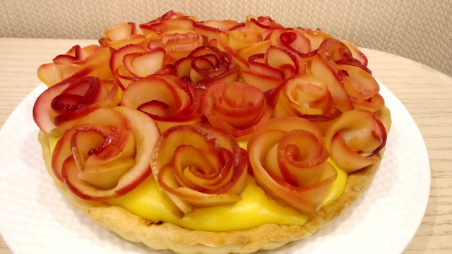 Фото к рецепту: Пирог шедевр с розами из яблок и кремом на слоеном тесте