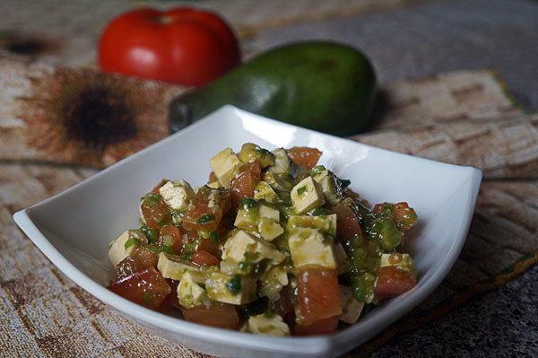 Фото к рецепту: Салат из свежих помидоров и авокадо