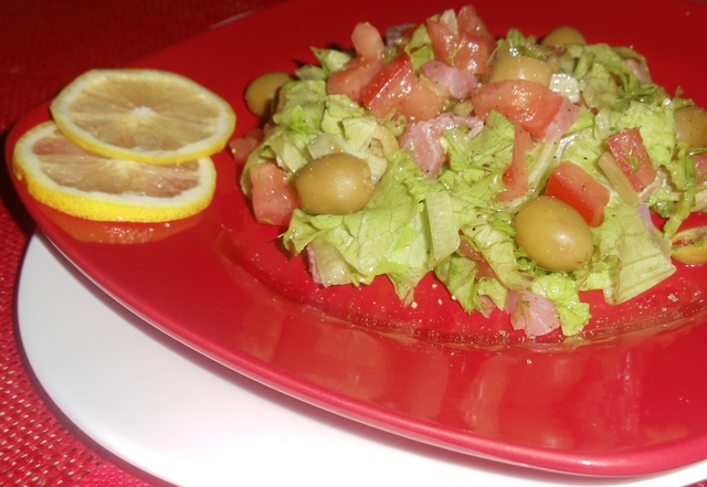 Фото к рецепту: Легкий салат с красной рыбой и оливками