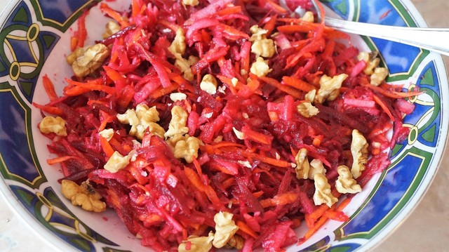 Фото к рецепту: Салат полезный из свеклы, яблока и моркови
