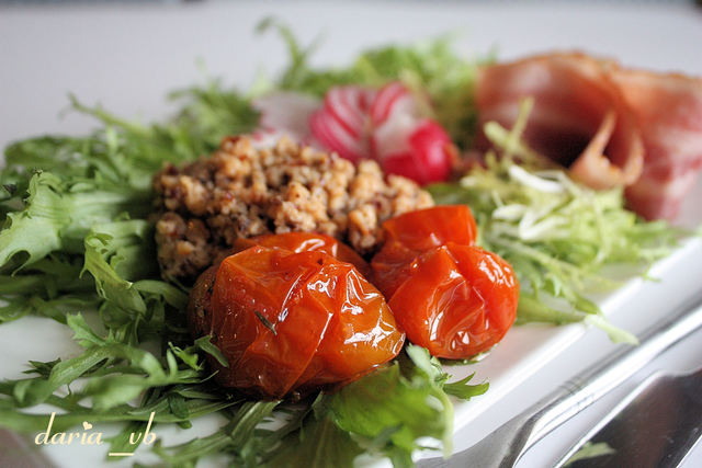 Фото к рецепту: Салат с ореховым соусом, томлеными помидорками и беконом