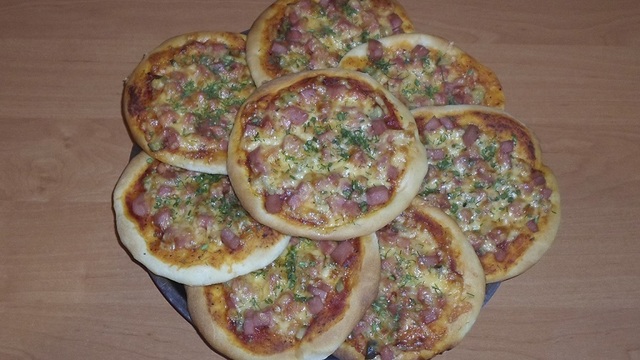 Фото к рецепту: Школьная пицца. тесто для пиццы