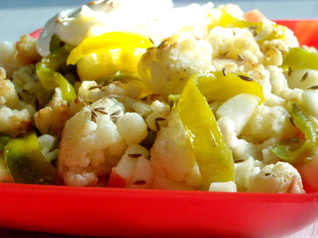 Фото к рецепту: Салат из цветной капусты и печеного перца