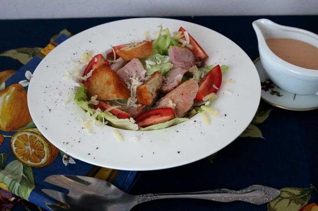 Фото к рецепту: Салат a-la caesar с мясом куриной голени и коктейльным соусом. тест-драйв с окраиной