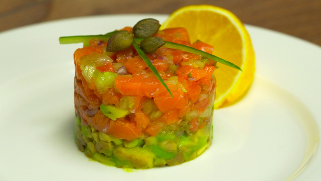 Фото к рецепту: Тартар из лосося и авокадо