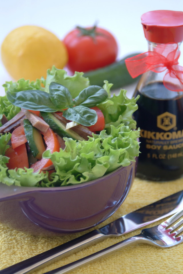 Фото к рецепту: Легкий весенний салат из овощей с языком