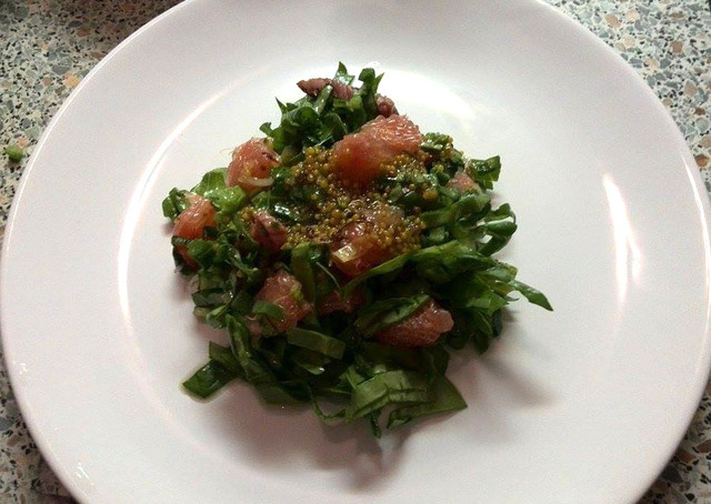Фото к рецепту: Салат из шпината с грейпфрутом