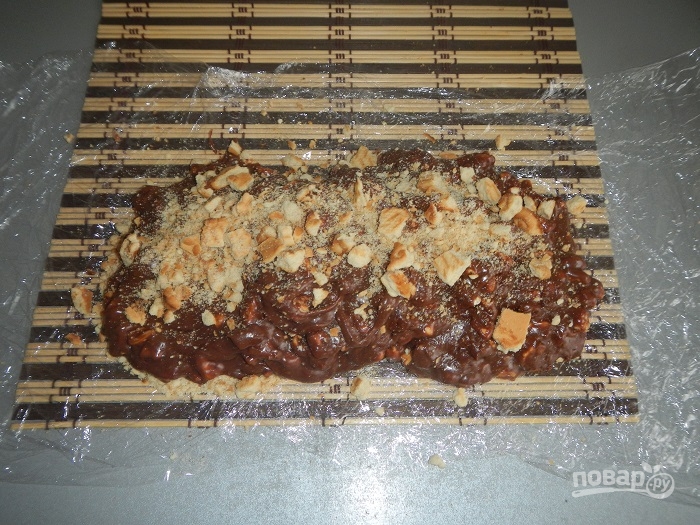 Шоколадная колбаса из печенья с орехами - фото шаг 8