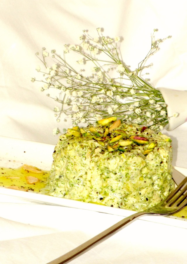 Фото к рецепту: Порционный салат из куриной грудки и запеченых баклажанов