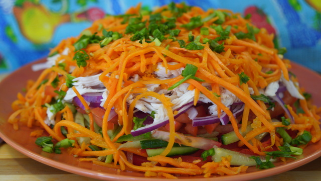 Фото к рецепту: Восточный овощной салат с куриной грудкой