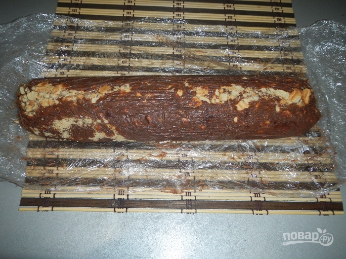 Шоколадная колбаса из печенья с орехами - фото шаг 9