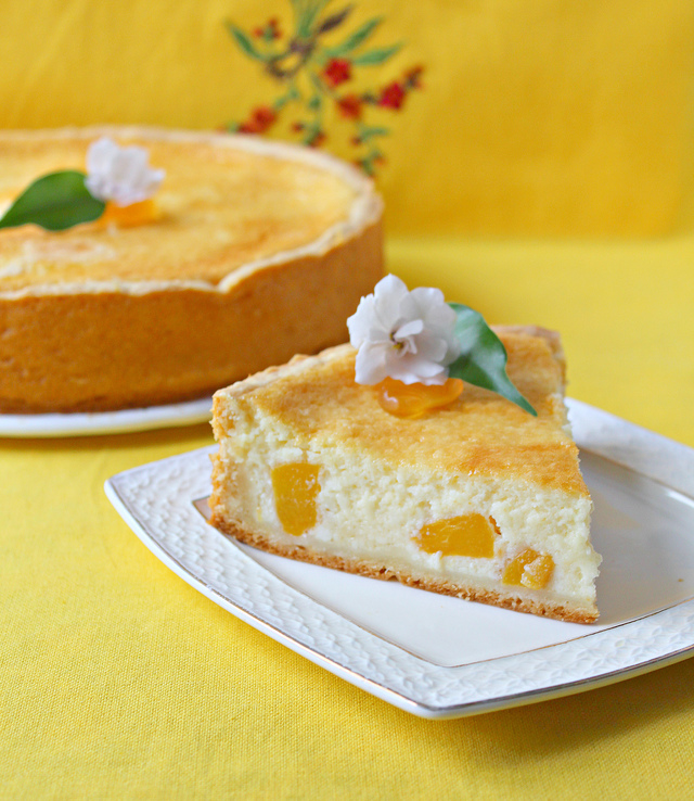 Фото к рецепту: Нежнейший творожный пирог с персиками светланка 