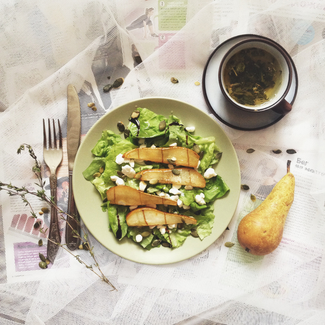 Фото к рецепту: салат с карамелизированными грушами