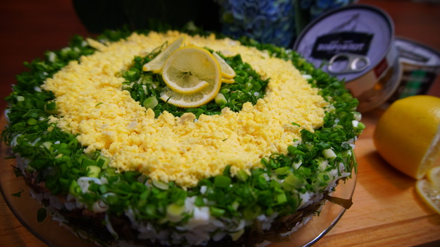 Фото к рецепту: Вкусный салат с морепродуктами на праздничный стол!