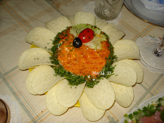 Фото к рецепту: Салат «аппетитный» с печенью трески на праздничный стол