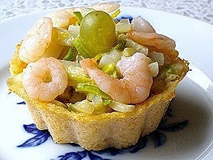 Фото к рецепту: Салат с кальмарами в рисовых корзиночках
