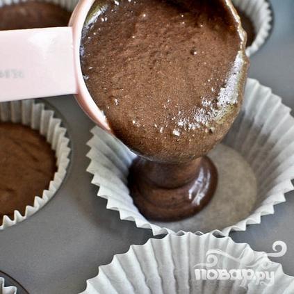 Шоколадные капкейки с арахисовым кремом - фото шаг 3
