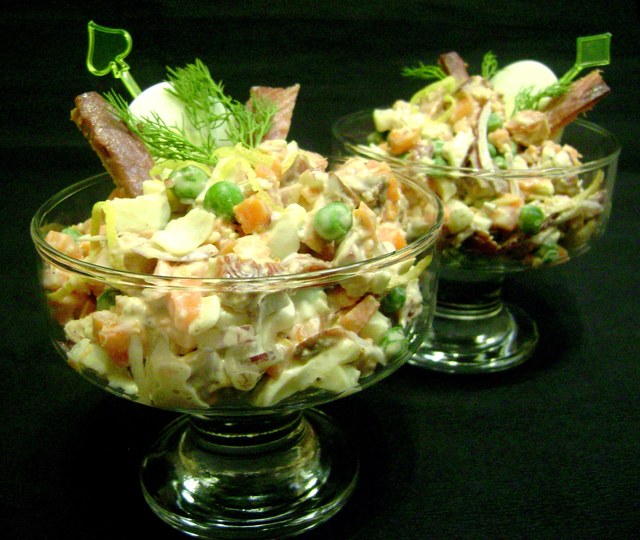 Фото к рецепту: Салат с рыбой горячего копчения и овощами.