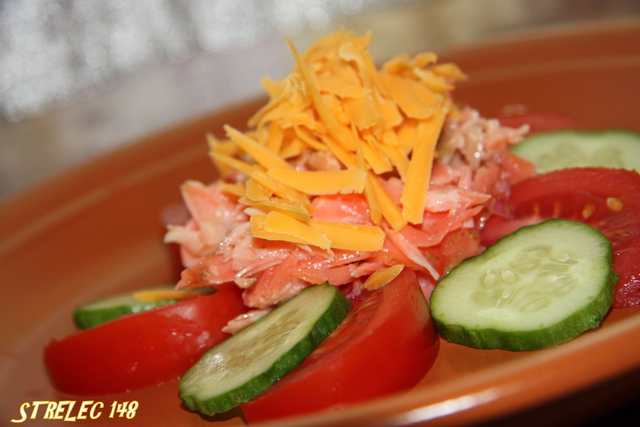 Фото к рецепту: Теплый салат из маринованной форели и сыра чеддер.