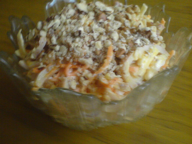 Фото к рецепту: Салат с кальмарами и корейской морковкой