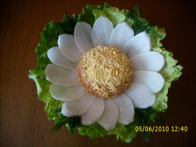 Фото к рецепту: Салат ромашка 