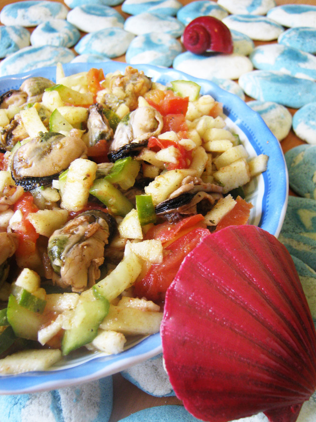 Фото к рецепту: море волнуется два , салат из маринованных мидий.