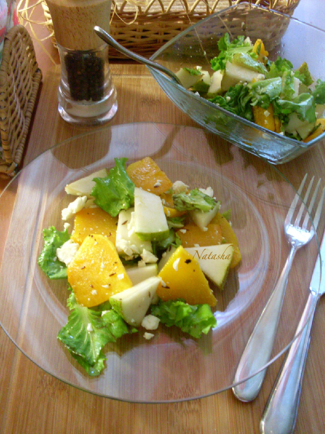Фото к рецепту: Салат с печёной тыквой, грушей и брынзой.
