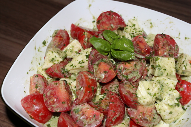 Фото к рецепту: Салат с моцареллой и помидорами
