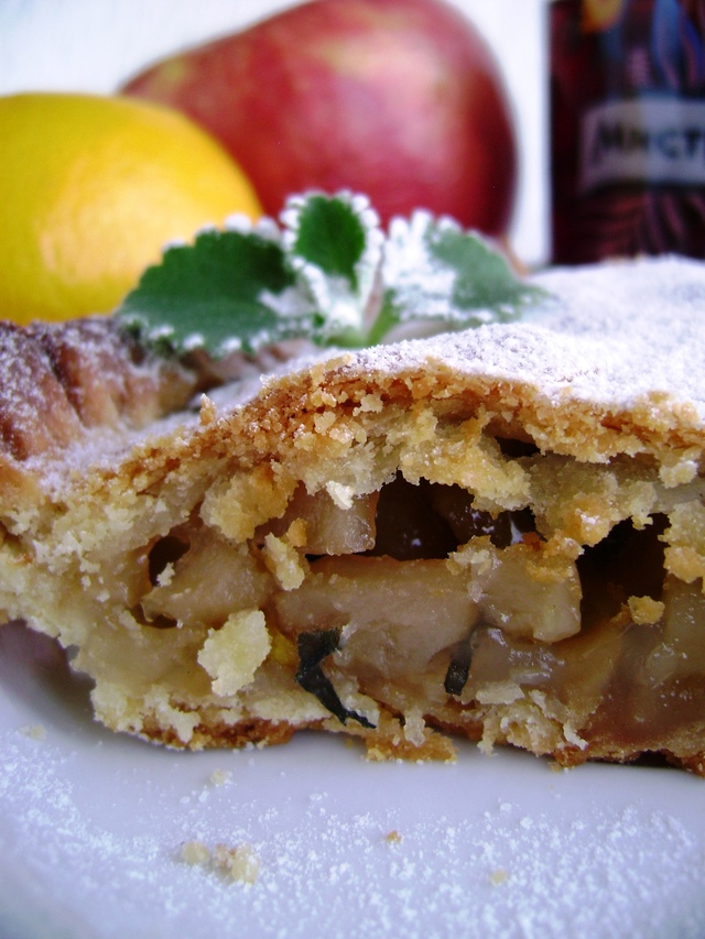 Фото к рецепту: Яблочный пирог с мятой и лимоном на тонком песочном тесте