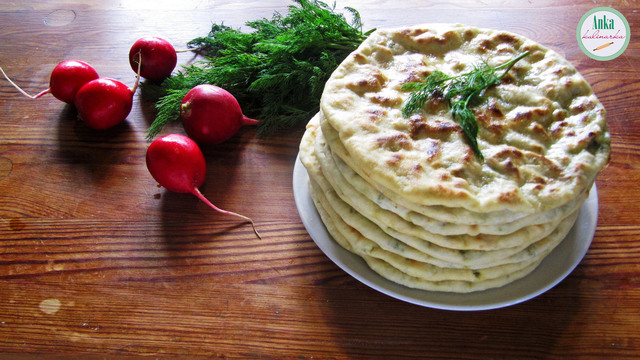 Фото к рецепту: Лепёшки с сыром и зеленью. сытно, вкусно и легко!