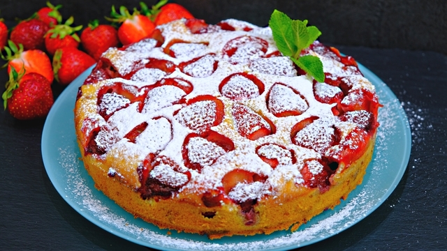 Фото к рецепту: Сочный пирог с клубникой