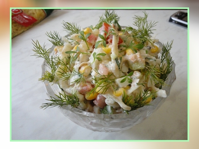 Фото к рецепту: Рыбный салат с яблоком и овощами
