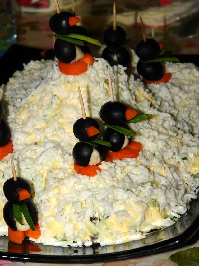 Фото к рецепту: Салат пингвины на льдине + бонус варежка деда мороза /дуэль