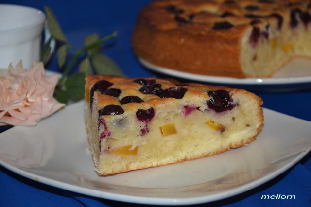 Фото к рецепту: Пирог сметанный с виноградом и нектарином