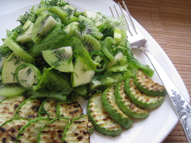 Фото к рецепту: Салат зелёный с кабачком ( ложный гриль ).