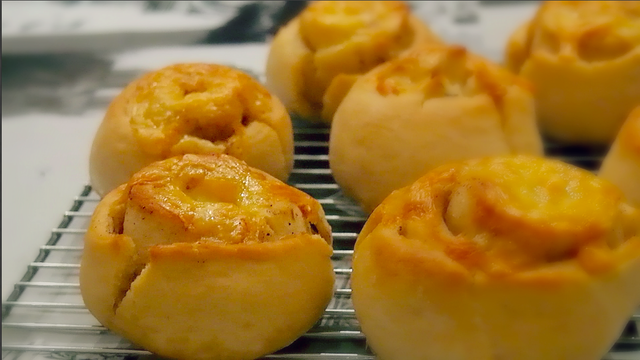 Фото к рецепту: Дрожжевые булочки с чесночком и сыром