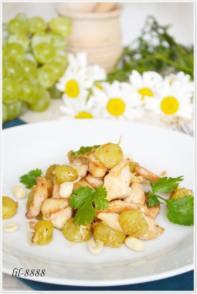 Фото к рецепту: Теплый салат из курицы и карамелизированного винограда для именинницы наташеньки (mama tasi)