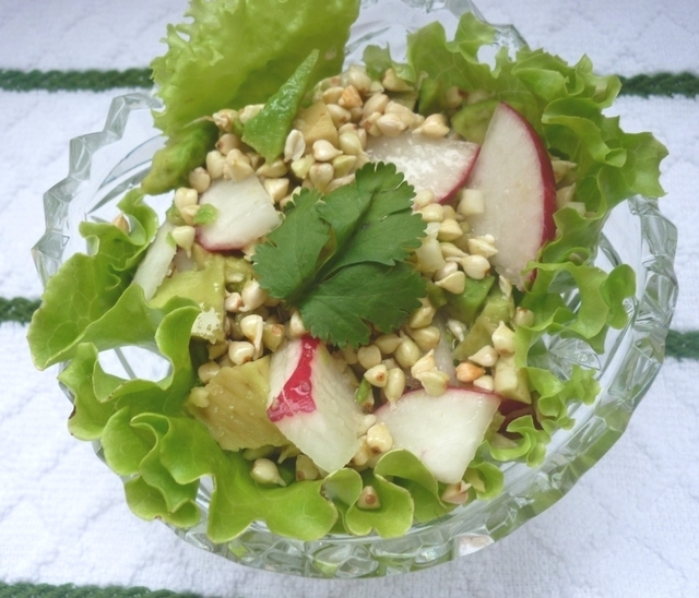 Фото к рецепту: Весенний салат из ростков гречи