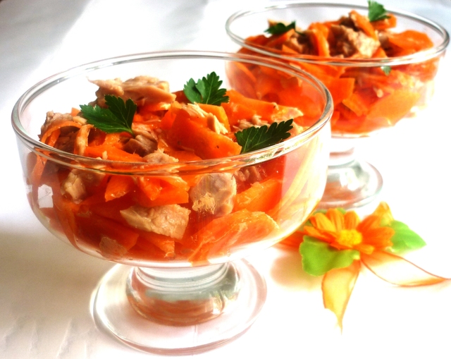 Фото к рецепту: Морковка+тунец=простой и вкусный салатик