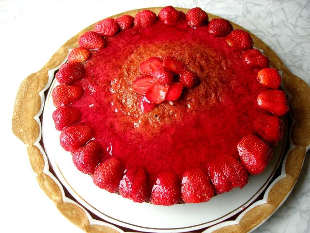 Фото к рецепту: Пирог со свежей клубникой и желе