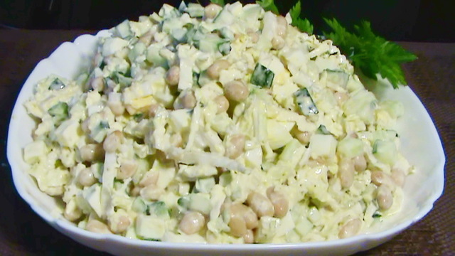 Фото к рецепту: Салат из пекинской капусты с белой фасолью