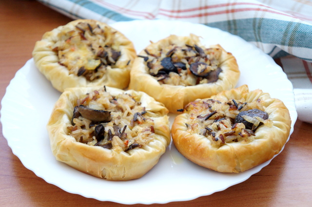 Фото к рецепту: Пирожки-гнёздышки из теста фило с цветным рисом и грибами