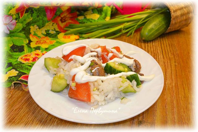 Фото к рецепту: Рисово-овощной салат с куриной печенью 