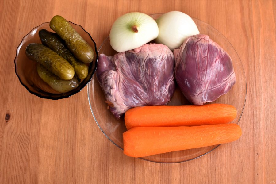 Салат с сердцем, морковью и луком - фото шаг 1