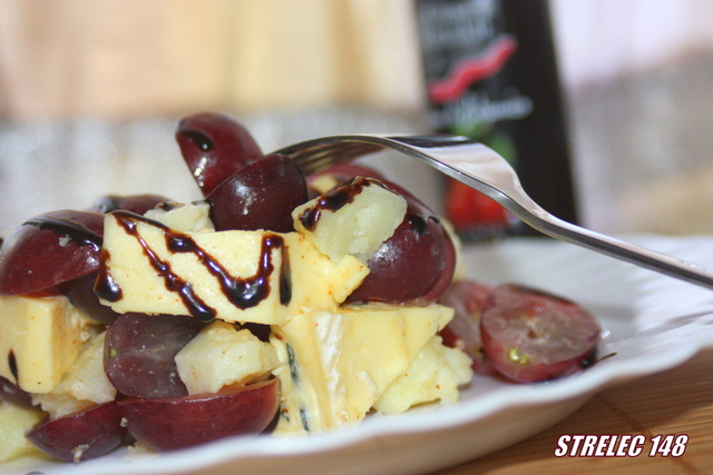 Фото к рецепту: Салат под шампанское с виноградом и сыром.
