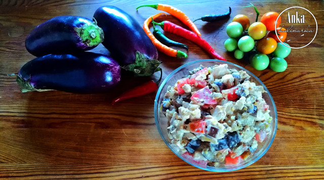 Фото к рецепту: Салат с баклажанами и копчёной курицей для праздничного стола!